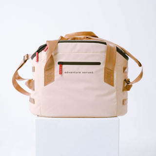 Kreminis COBB The Anywhere Bag studijoje