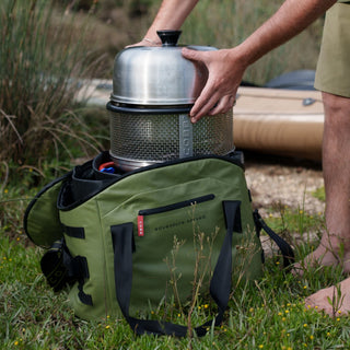 Žalias COBB The Anywhere Bag transportavimo krepšys su griliu